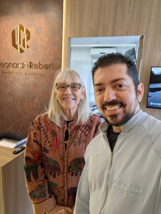 Paciente satisfeita com o Dr. Leonardo Reberte no consultório em Guarulhos