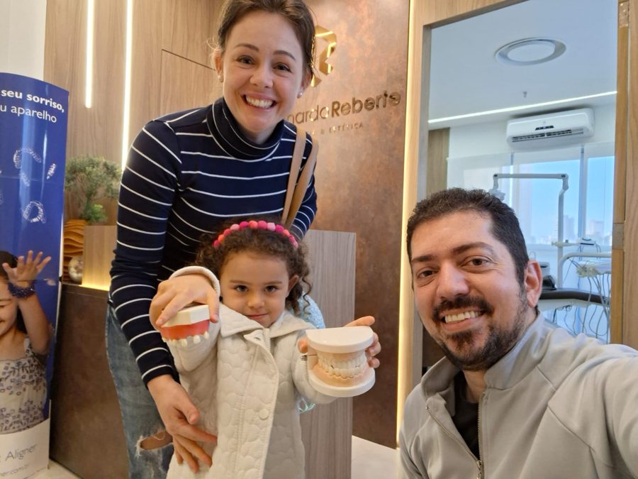 Mãe e filha pacientes do Dr. Leonardo Reberte no consultório em Guarulhos